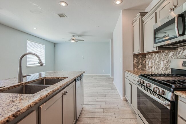 Building Photo - Beautiful 4 bed/2.5 baths in the desirable...