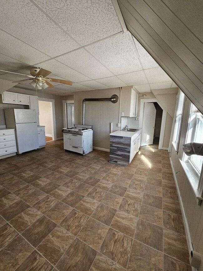 Building Photo - 495 Rimmon St