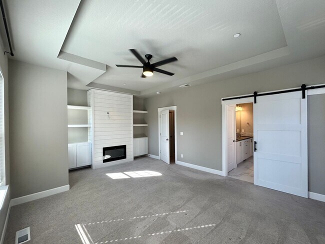 Building Photo - Luxury and Convenience Awaits in this Stunning 3 Bedroom, 2.5 Bathroom House with Abundant Parkin...