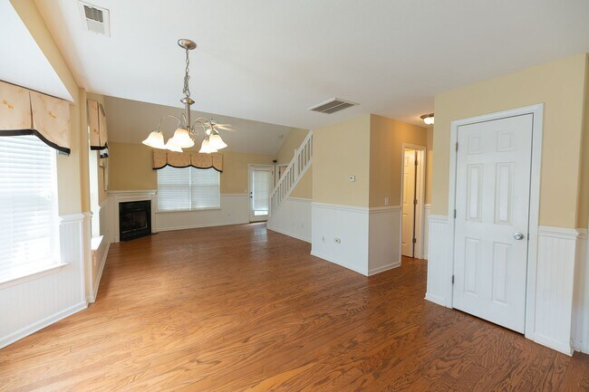 Building Photo - 111 Goldfinch Ave