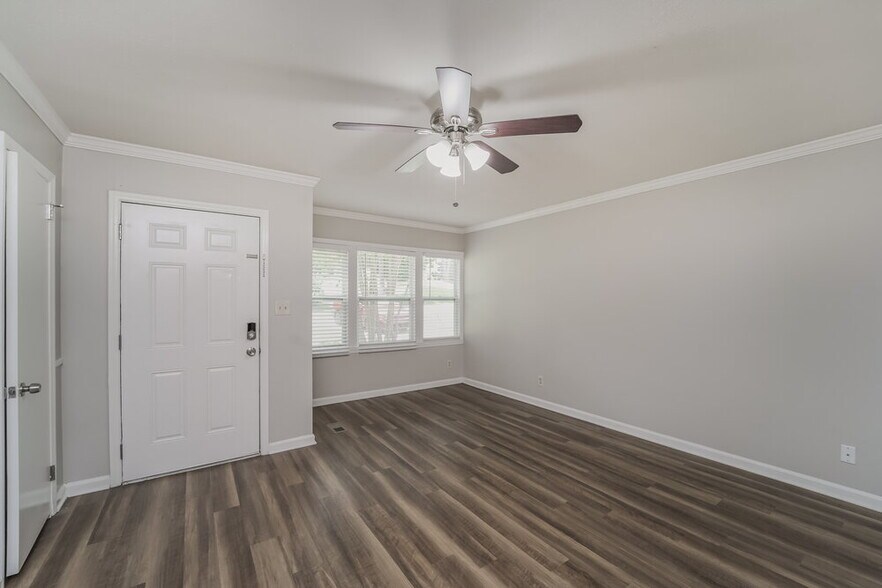 Building Photo - 2413 Dora Dr