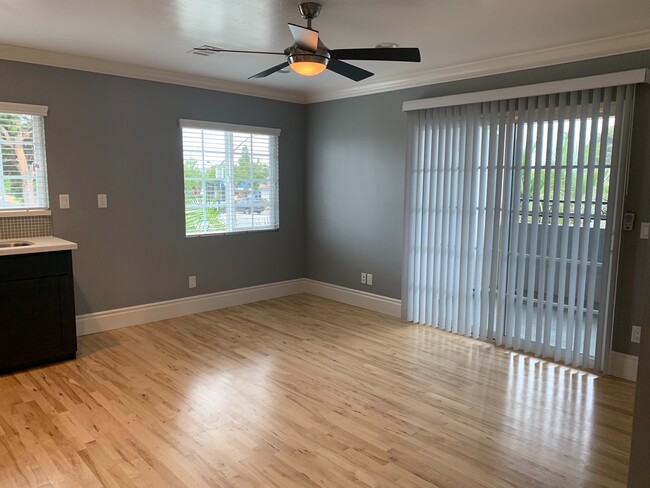 Building Photo - UPSTAIRS UNIT! Washer&Dryer! Assigned Park...