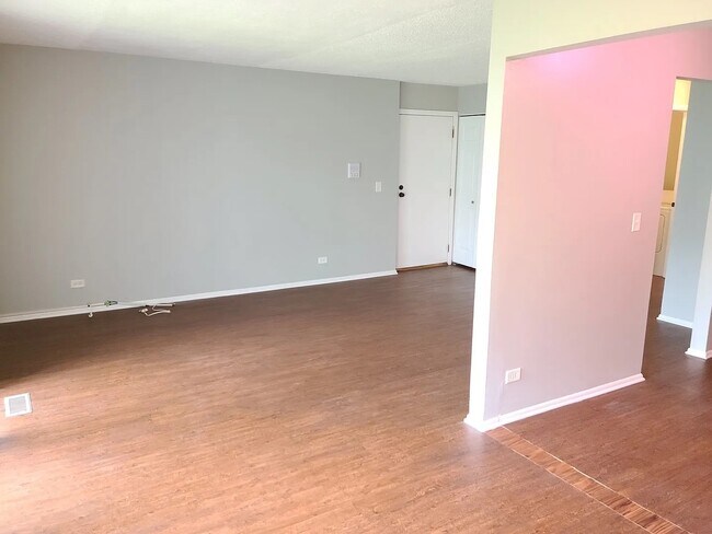 Building Photo - 221 Hawthorne Ct
