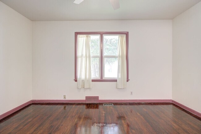 Building Photo - * * * $750 MOVE-IN SPECIAL!!! * * * Charmi...