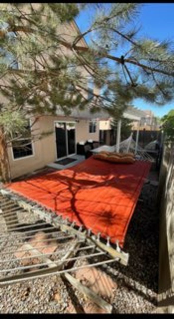 Building Photo - 6 Bedroom, 3 Bathroom Home located in NW a...