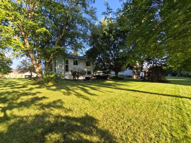 Building Photo - Pet-Friendly 3BR - 1/3.4 House in Apple Va...