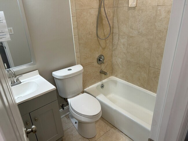 Building Photo - 2109 Villaret Dr SW