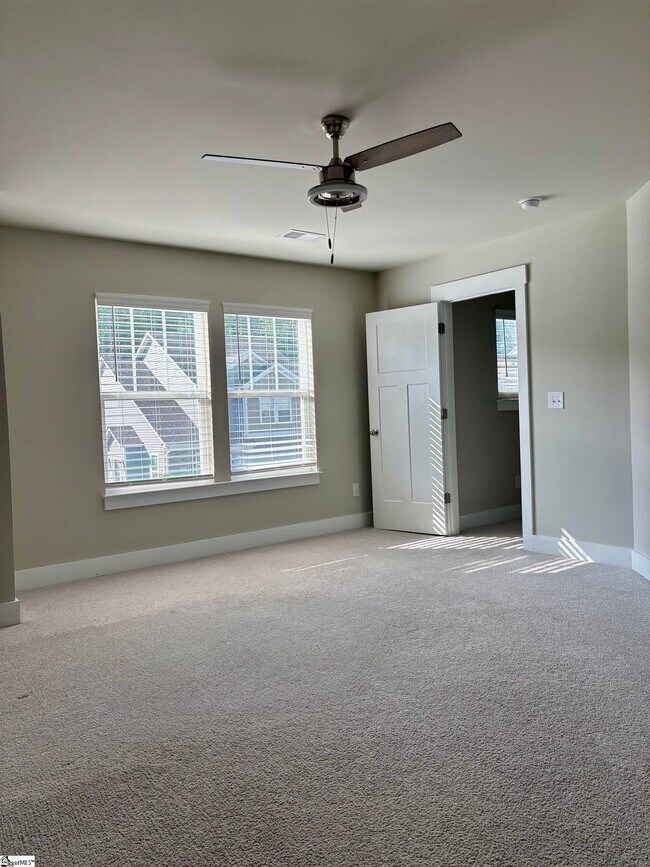 Building Photo - 109 Creekhaven Ln