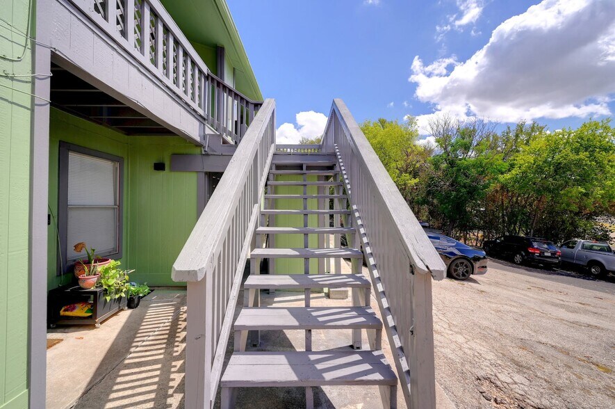 Building Photo - 801 Bracewood Cir