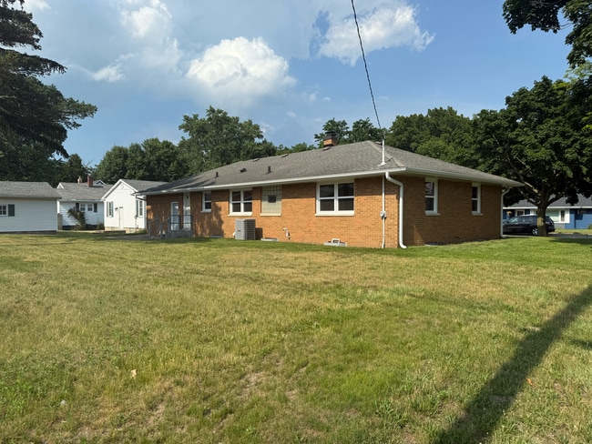 Building Photo - 631 S Dickson St