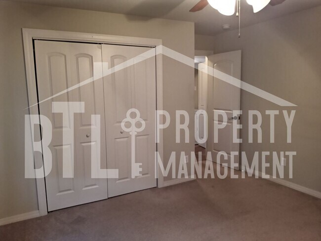 Building Photo - *MOVE IN SPECIAL* Beautiful 3 Bedroom Condo with a Lake View!