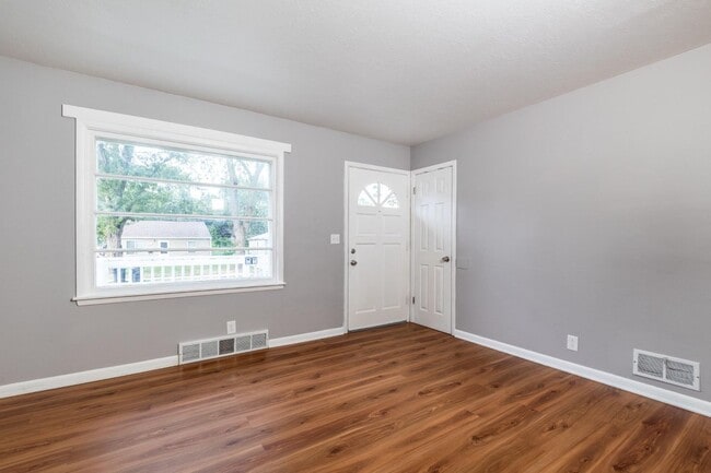 Building Photo - Stylish Simplicity: 2 Bed, 1 Bath Single-F...