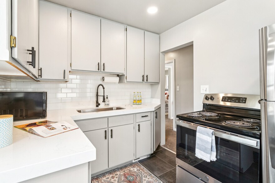 Building Photo - 983 N Poinsettia Dr