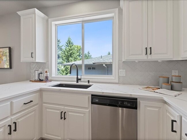 Building Photo - Newly Renovated Beaverton Home with Natura...