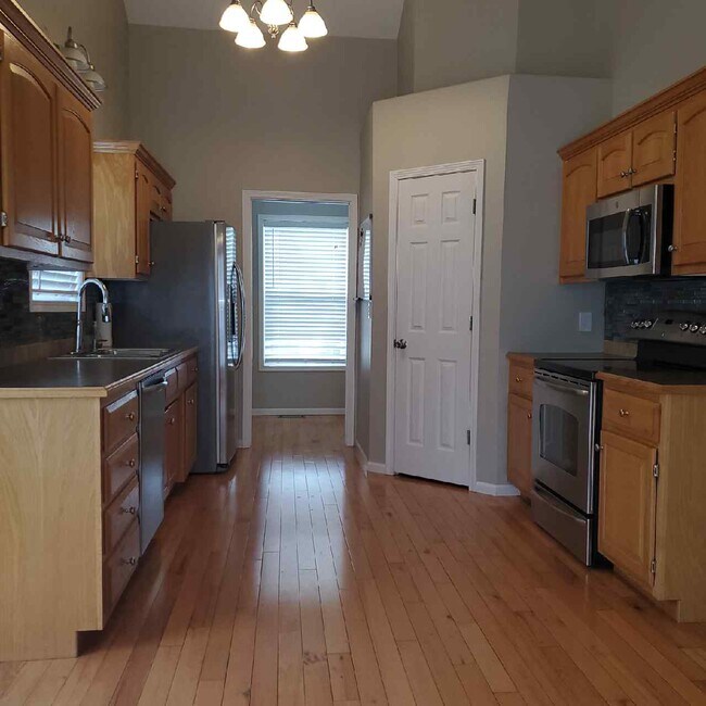 Building Photo - 449 Poplar St