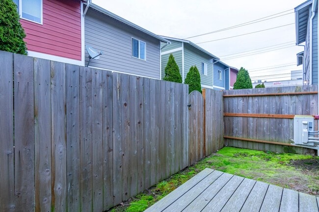 Building Photo - 3 Bedroom/2 Bath  townhouse in Kettlecove community