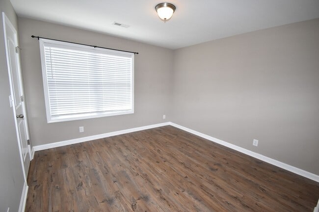 Building Photo - 2 bedroom Dog Friendly Condo For Rent Near...