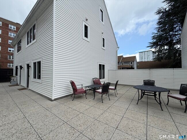 Building Photo - 141 Grove St
