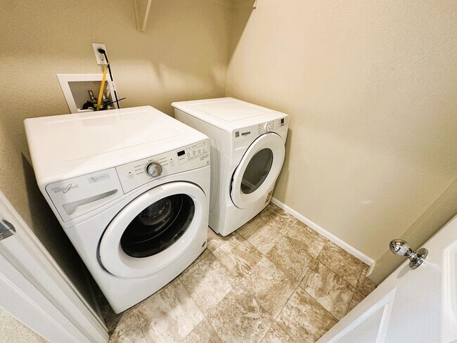 Building Photo - Beautiful 3 Bedroom Home (Available Immedi...