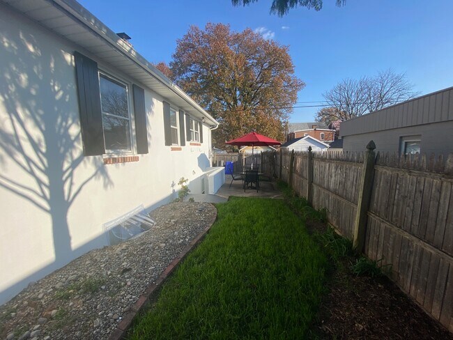 Building Photo - 30 E 7th St