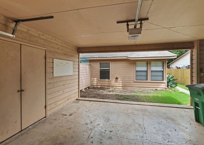 Building Photo - Close to UTSA / Medical