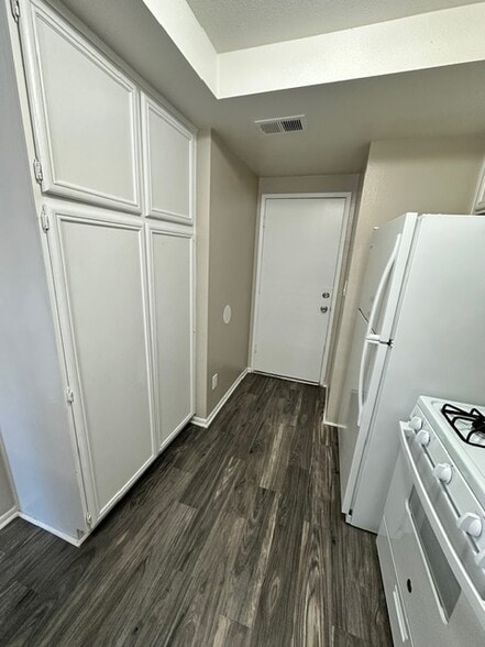 Door leading to 2 car garage from kitchen - 764 W Phillips St