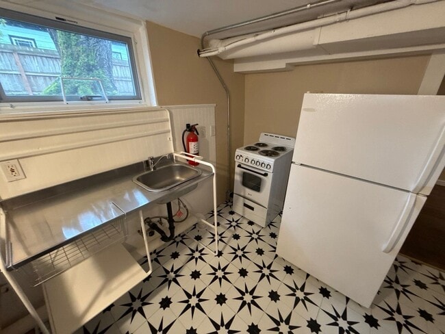 Building Photo - 1615 D St NE