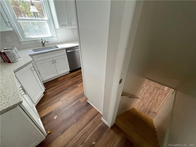 Building Photo - Quaint Single Family in Mystic!