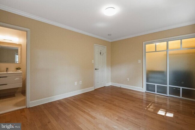 Building Photo - 3217 Sutton Pl NW