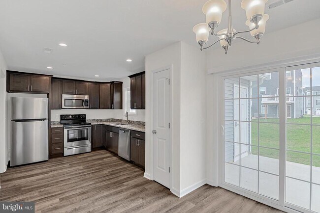 Building Photo - 2629 Maplewood Cir