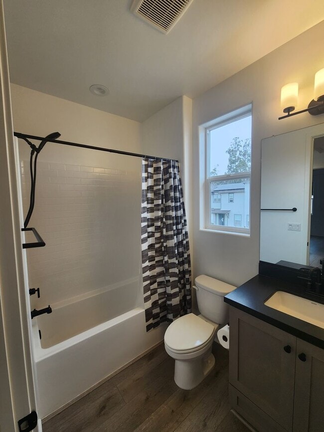 Building Photo - 3 bedroom 2.5 bath townhouse