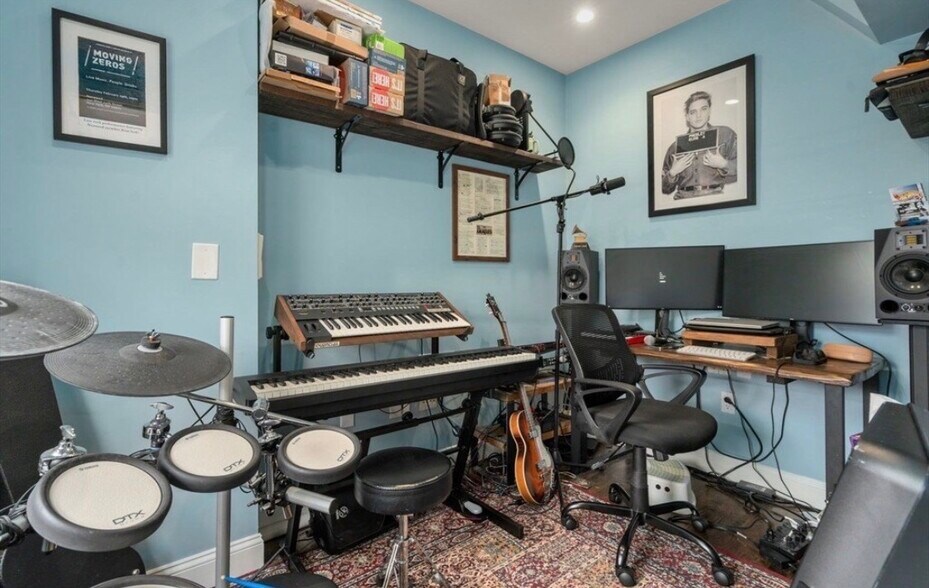 Building Photo - 123 Charles St