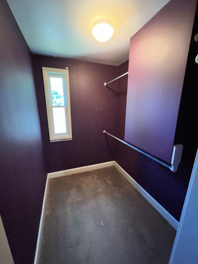 Building Photo - Lovely Furnished Home Available September ...