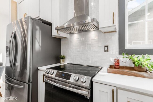 Building Photo - 4 br, 3.5 bath House - 481 Chilcote Ave