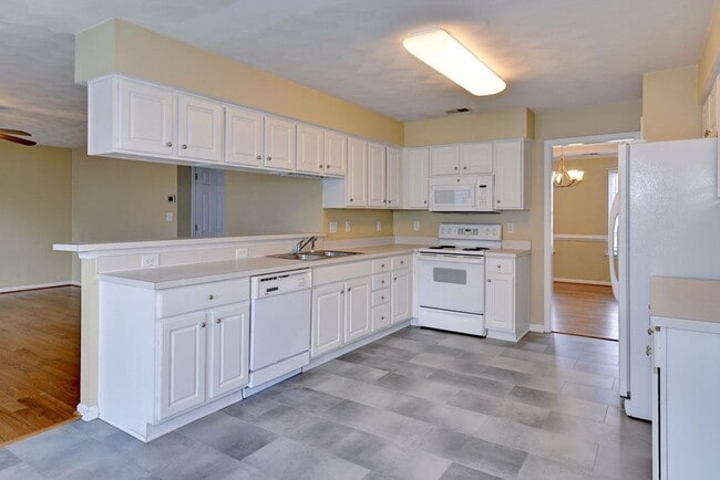 Building Photo - Spacious & Updated Hampton Home