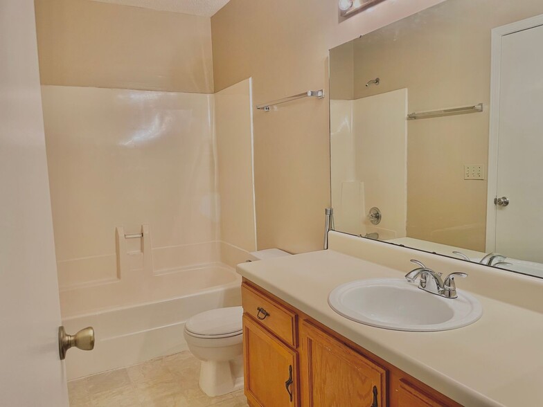 Building Photo - Crossland Downs