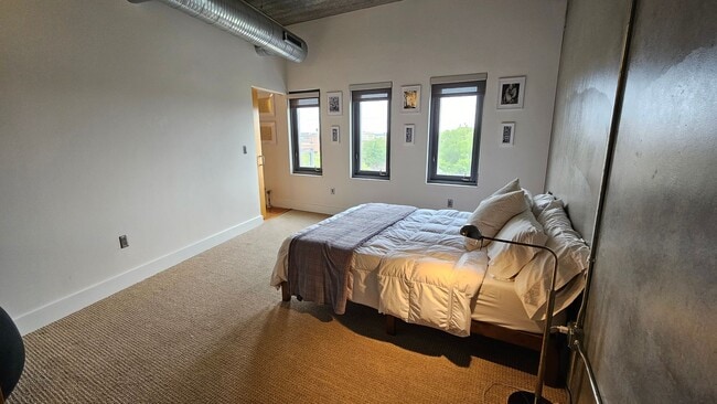 Building Photo - Incredible Top-Floor 1BR with Skyline View...