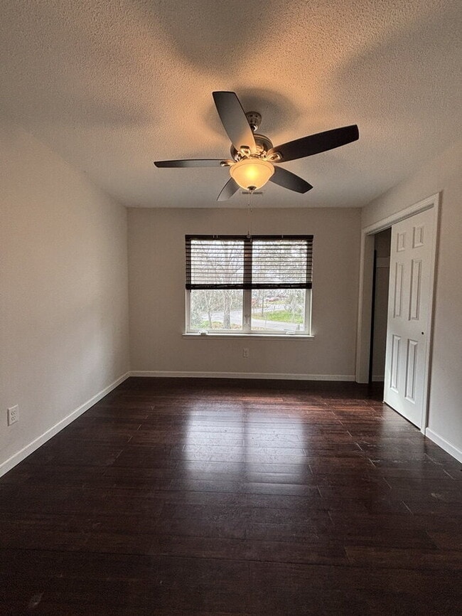 Building Photo - 117 Alma Dr