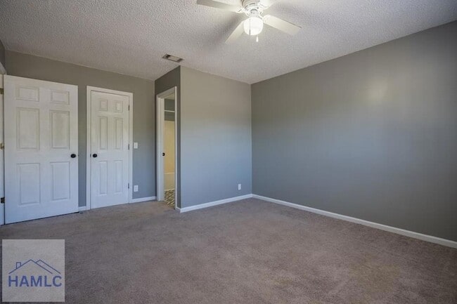 Building Photo - 910 Brett Dr