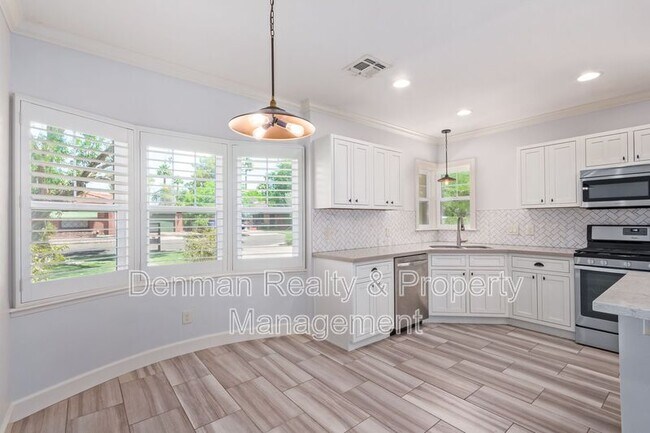 Building Photo - 1513 E Earll Dr