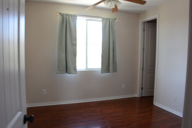 Building Photo - "Spacious 4-Bedroom Oasis with Granite Tou...