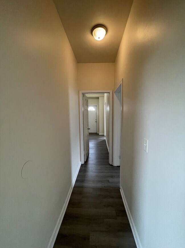 Building Photo - 334 Ann St