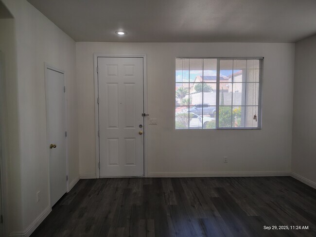 Building Photo - 5526 Cresent Valley St