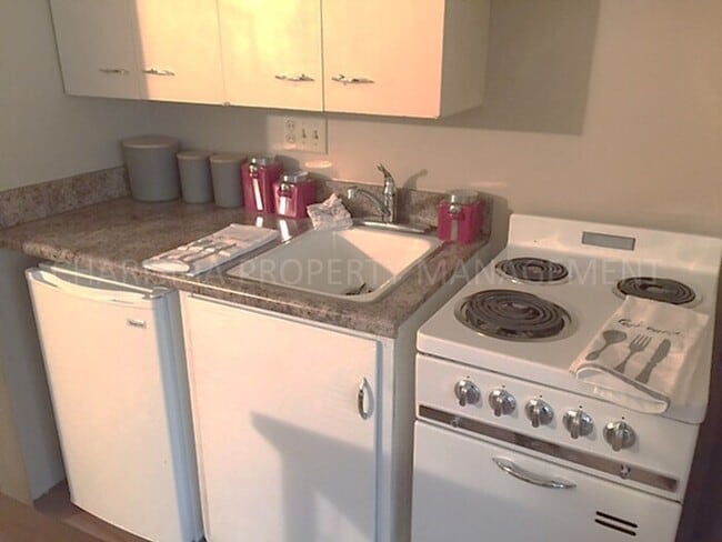 Building Photo - 700 S Summit Ave