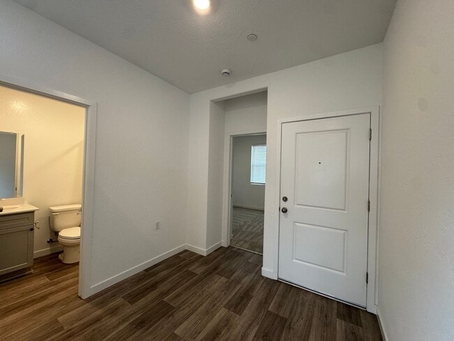 Building Photo - 997 Pioneer Dr W