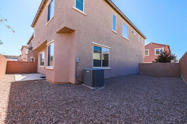 Building Photo - 4 BEDROOM HOUSE IN HENDERSON!!
