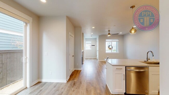 Building Photo - **Reed's Crossing / Rosedale Parks! Luxury Townhome, Desirable End Unit, Community Pool, Clubhous...