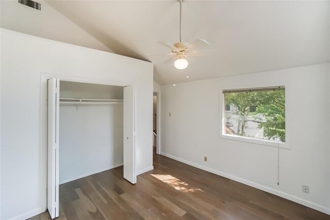 Building Photo - 1122 Hollow Creek Dr