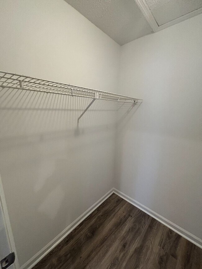 Building Photo - Ground floor 2 bed condo with no neighbors above or below