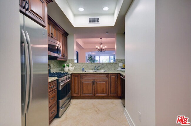 Building Photo - 1530 Centinela Ave